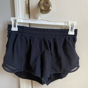Lululemon hotty-hot 2.5” black shorts